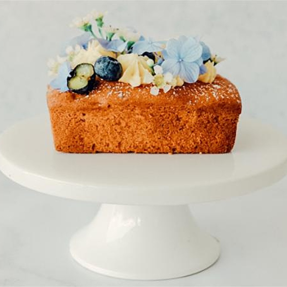 Gâteau marie traditionnel aux amandes, crème au beurre à la vanille et myrtilles